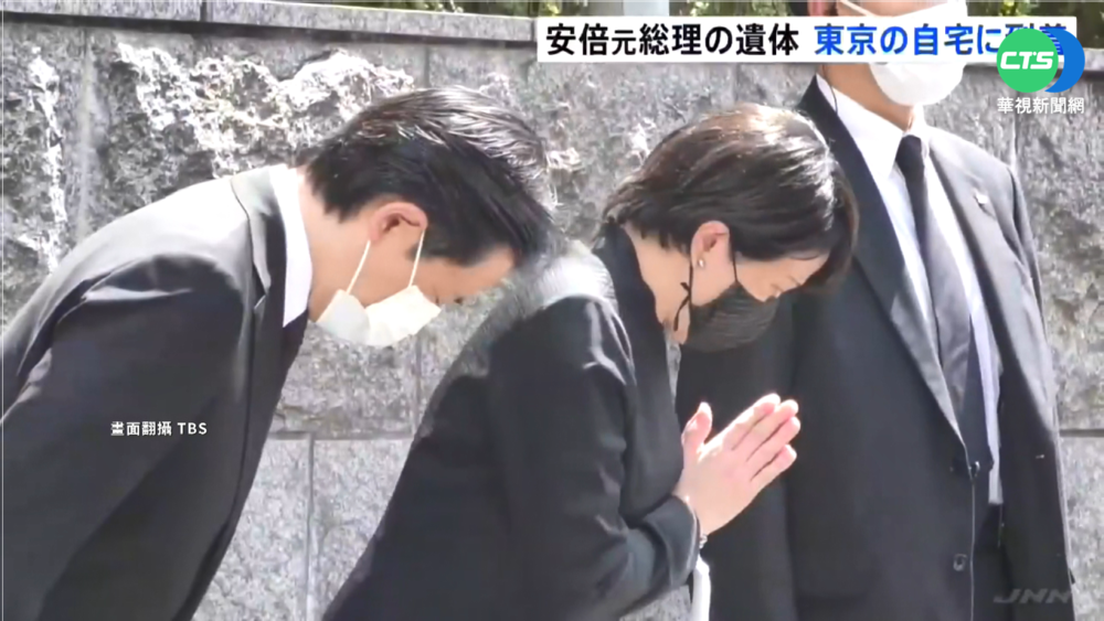 安倍中槍身亡 日相岸田文雄抵宅邸悼念
