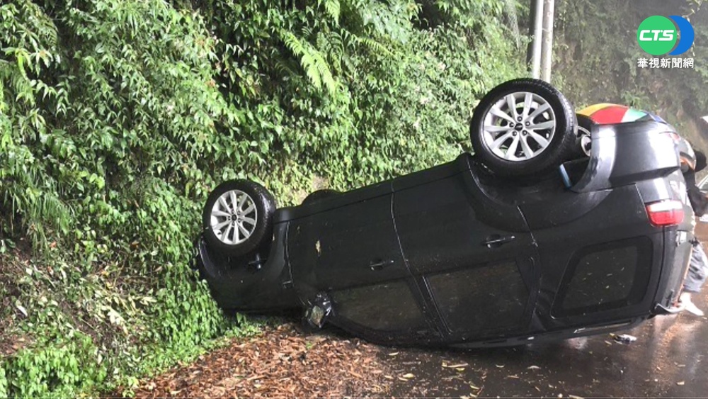 行經南橫撞山壁翻車 5大學生驚恐待援