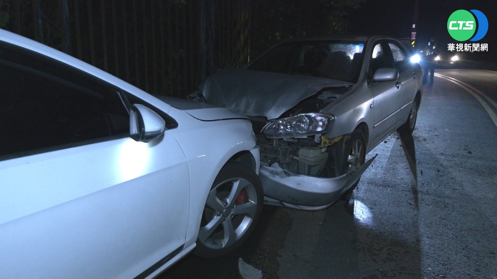 疑天雨路滑 台中轎車打滑衝對向撞來車