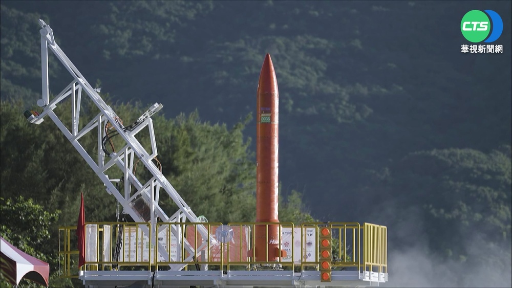 台首支科研火箭發射成功 圍觀民眾歡呼!