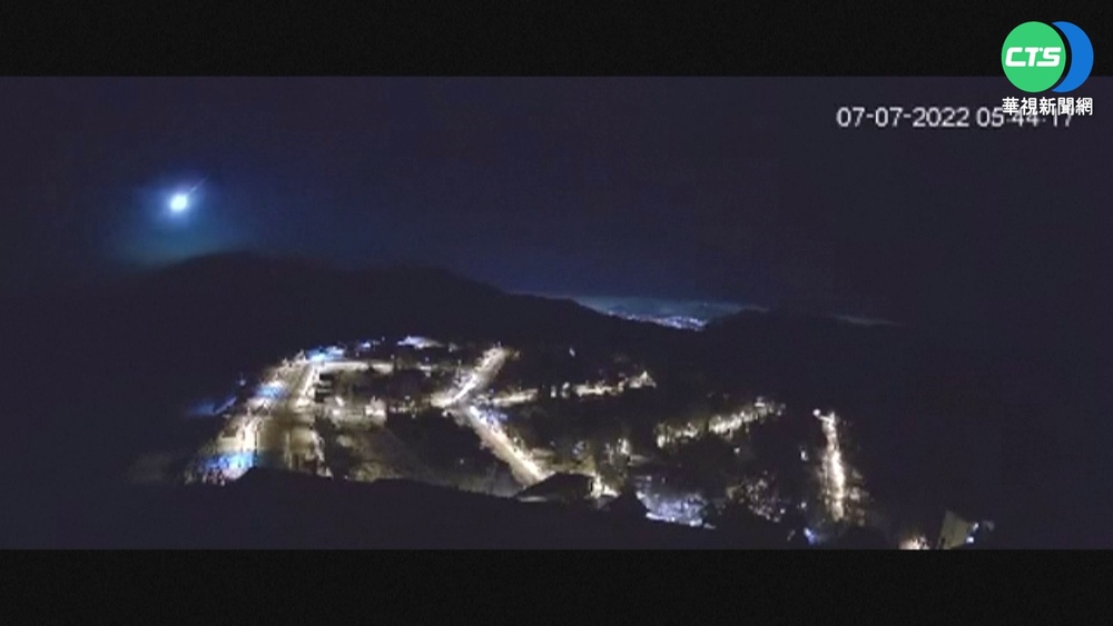 流星飛過智利! 閃耀白光照亮夜空