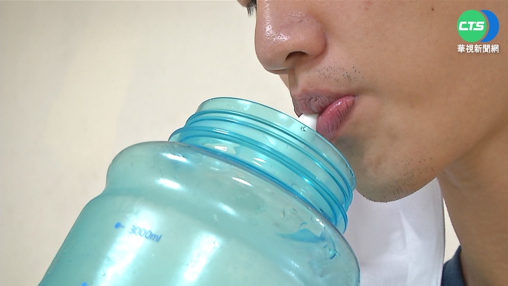 喝出毛病來! 一天喝水5000毫升"水中毒"