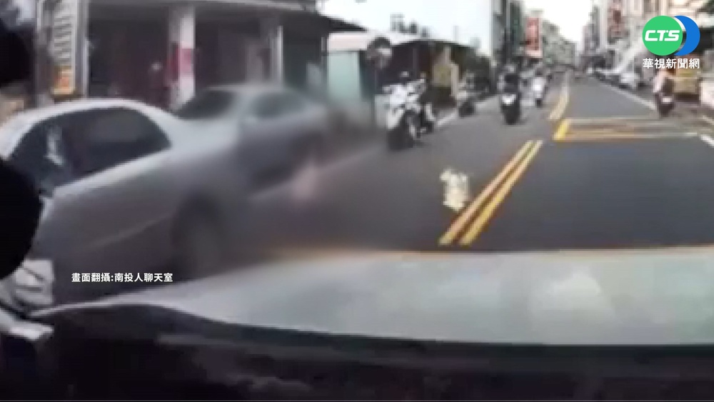 誤將陌生男當爸爸? 女童突衝馬路撞轎車