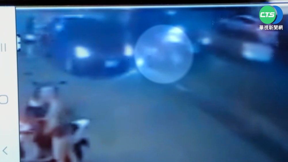 違停開車門擊落騎士! 俄女摔車遭輾斷手