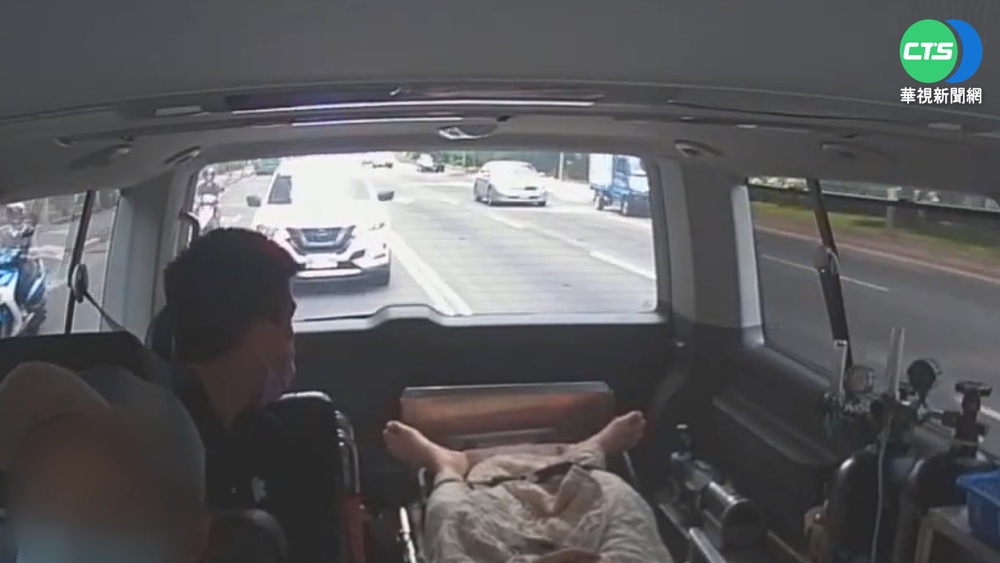 未禮讓救護車還尾隨 駕駛狂閃燈挑釁