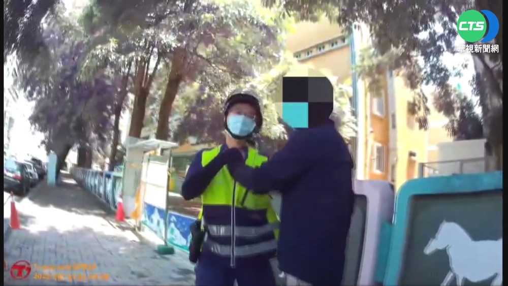 騎士未兩段式左轉遭開單 失控怒扯警衣領