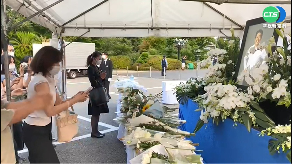 安倍移靈增上寺守靈 2500人出席致哀