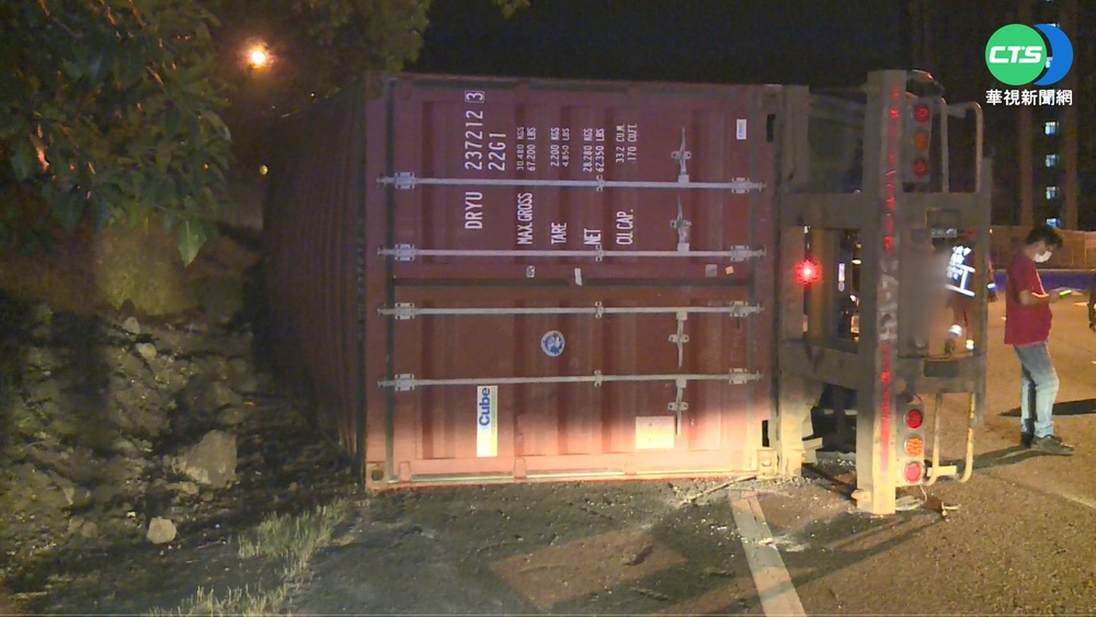 國1汐止匝道聯結車過彎翻覆 駕駛自行脫困