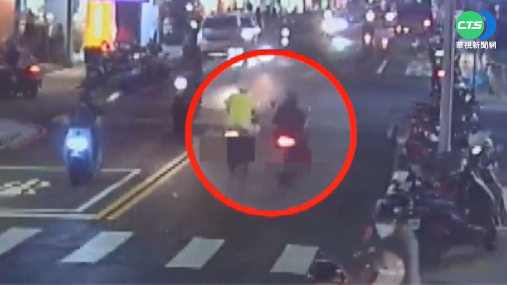 女騎士遭誤會闖紅燈 民眾攔車動手打