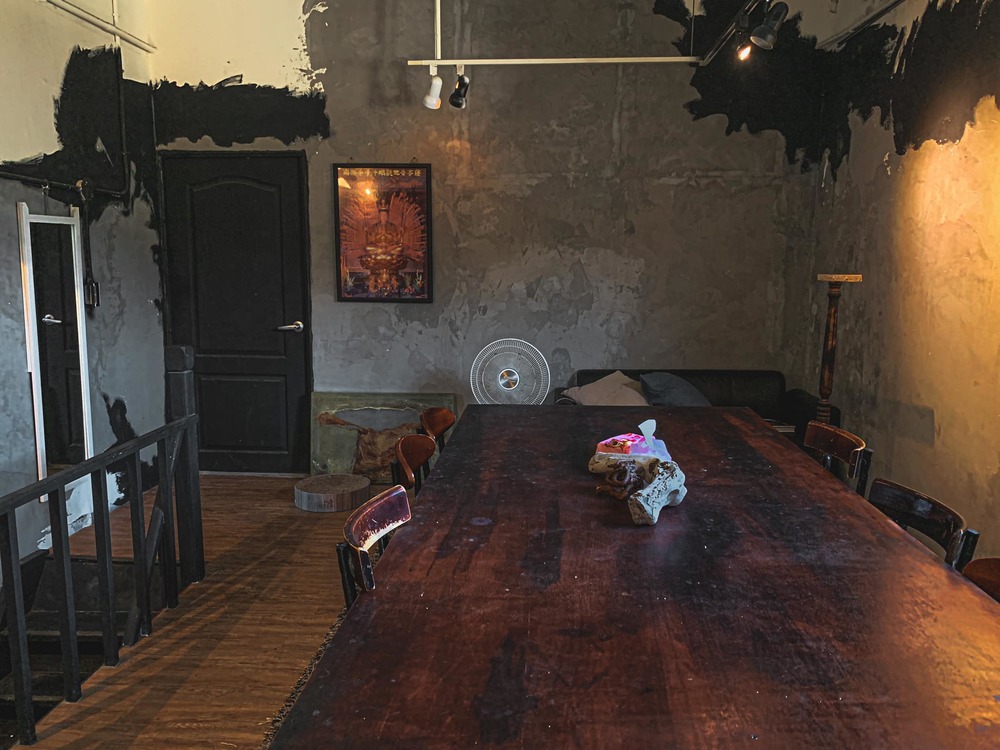 分租房工業風裝潢 詭異擺設卻嚇壞網友「以為鬼屋」