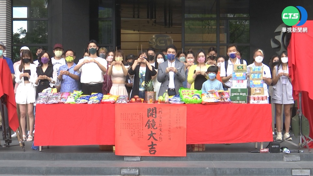 新華劇"門當互懟愛上你" "奇葩家庭"蹦火花!