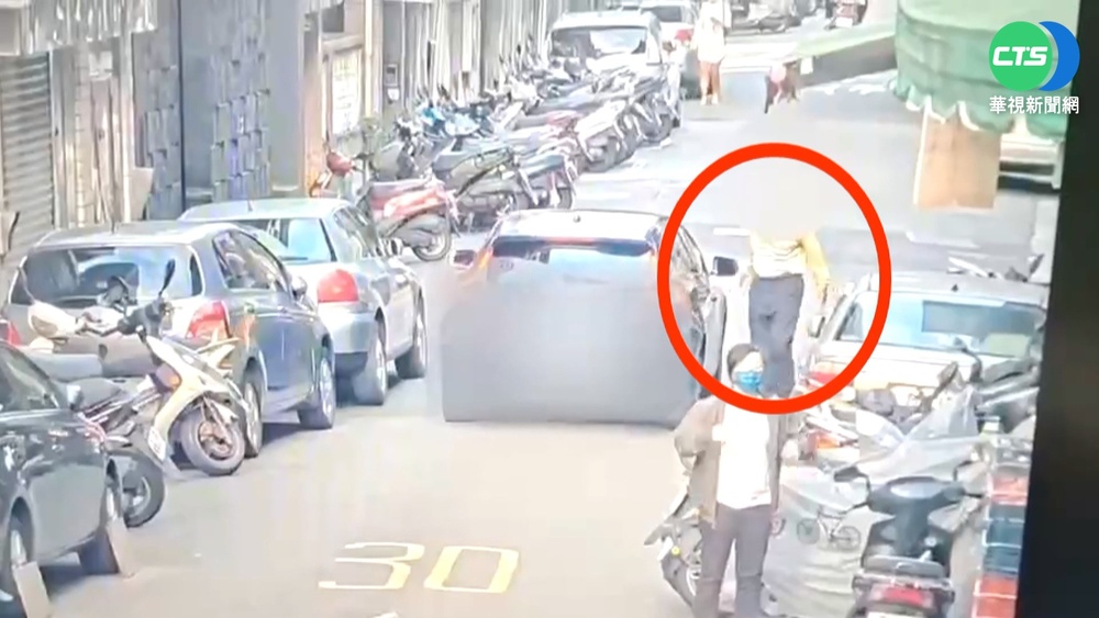 老翁窄巷伸手碰車 製造假車禍詐紅包