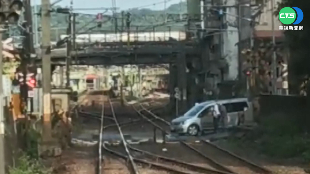 汽車驚險卡瑞芳平交道 警民合力救援