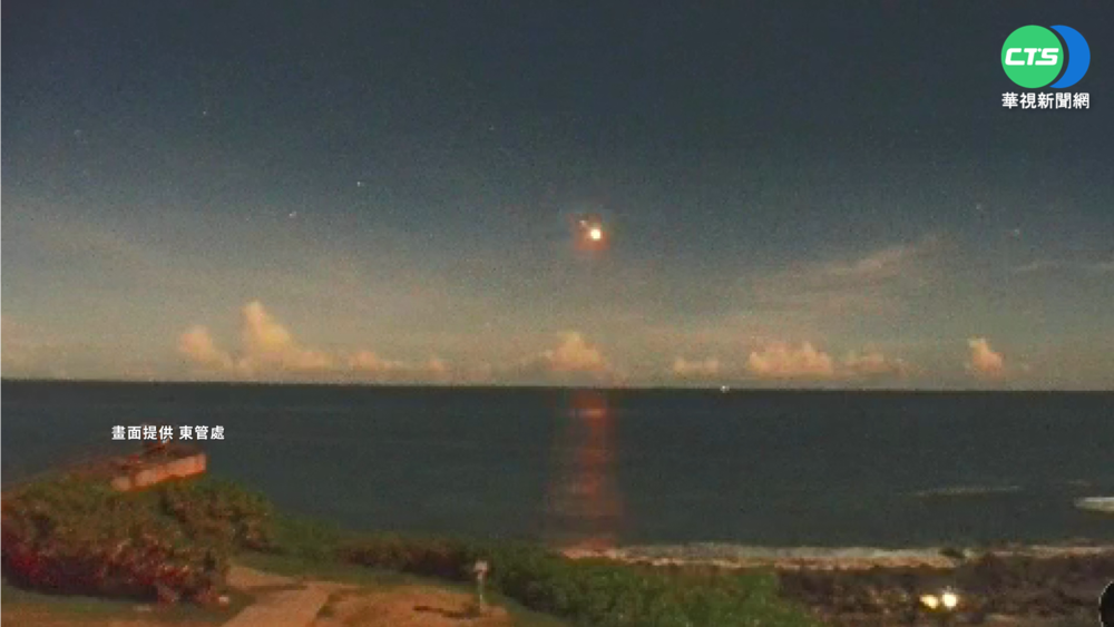 不明光束劃過東海岸 流星?照明彈?引熱議