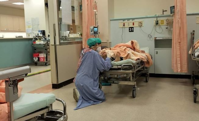 醫護「雙膝跪地」幫抽血 同行曝真相：真的辛苦了！