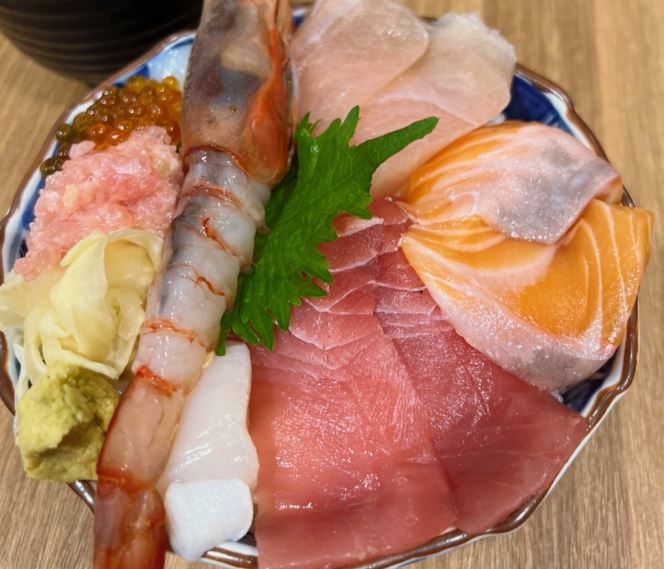 怨生魚片丼飯不新鮮「腸腺一大條沒挑」 內行人開酸