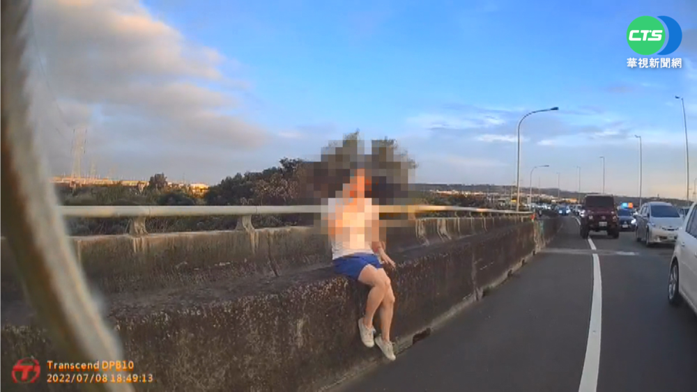 車拋錨卡路中釀大塞車 女駕駛無助痛哭