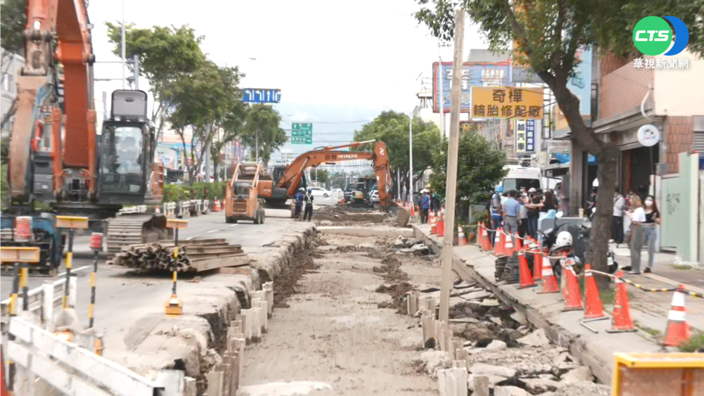 自來水工程開挖封路 居民:像護城河出不去