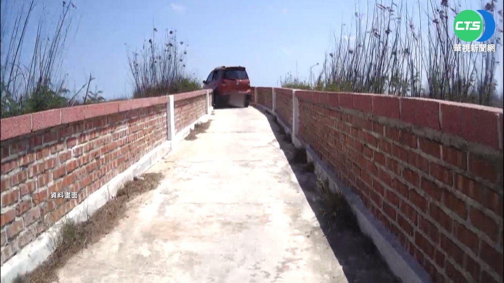 婦開車導航掉進水溝 警民合力助脫困