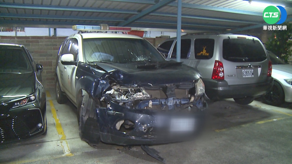 警車撞機車! 押解嫌犯路口擦撞騎士2傷