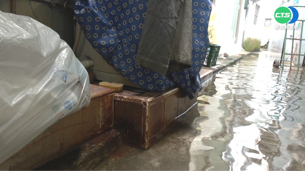 年度大潮持續 旗津海水倒灌險淹民宅