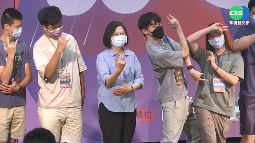 總統也"JOJO立"! 同台高中生接戰帖甩偶包