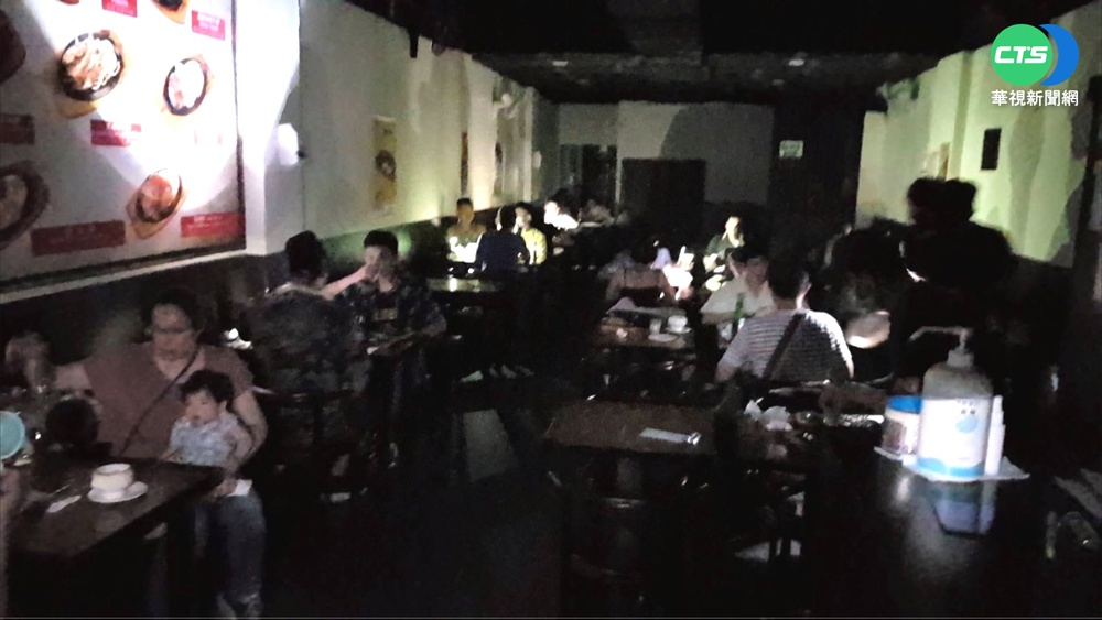 饒河夜市550戶大停電! 民眾摸黑逛街用餐