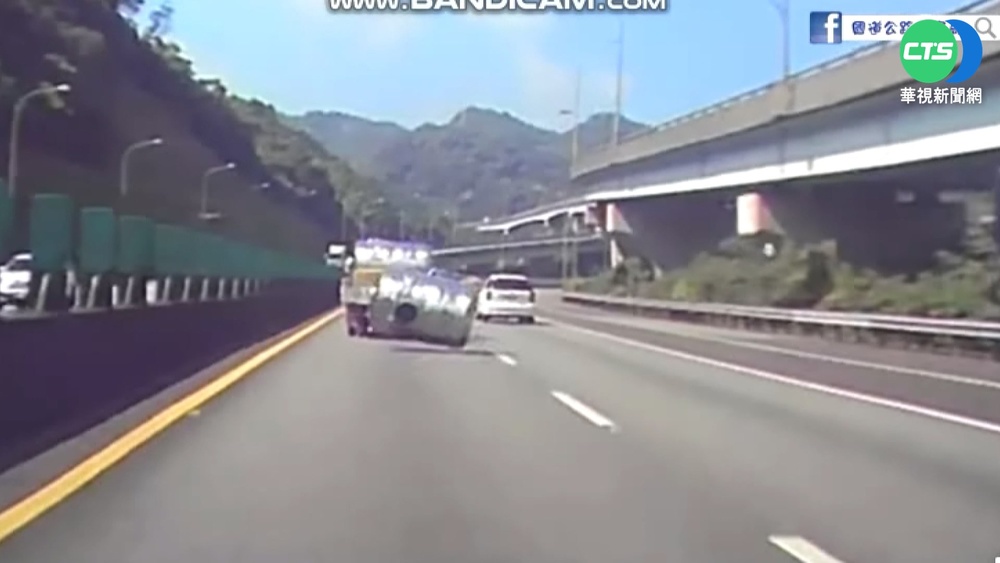 貨車水塔未綁妥突掉落 波及後方車輛