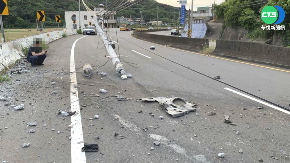 疑過彎失控撞斷電桿 後車驚險閃過