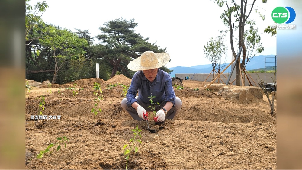文在寅返鄉蓄鬍退隱 難躲家門外抗議潮