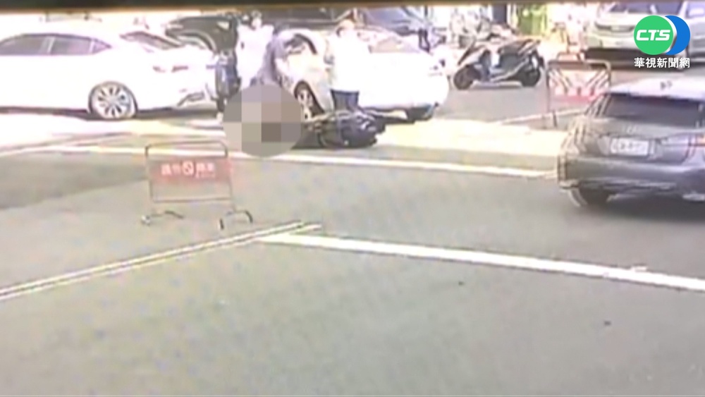 擦撞轎車男騎士捲車底 路人合力抬車救