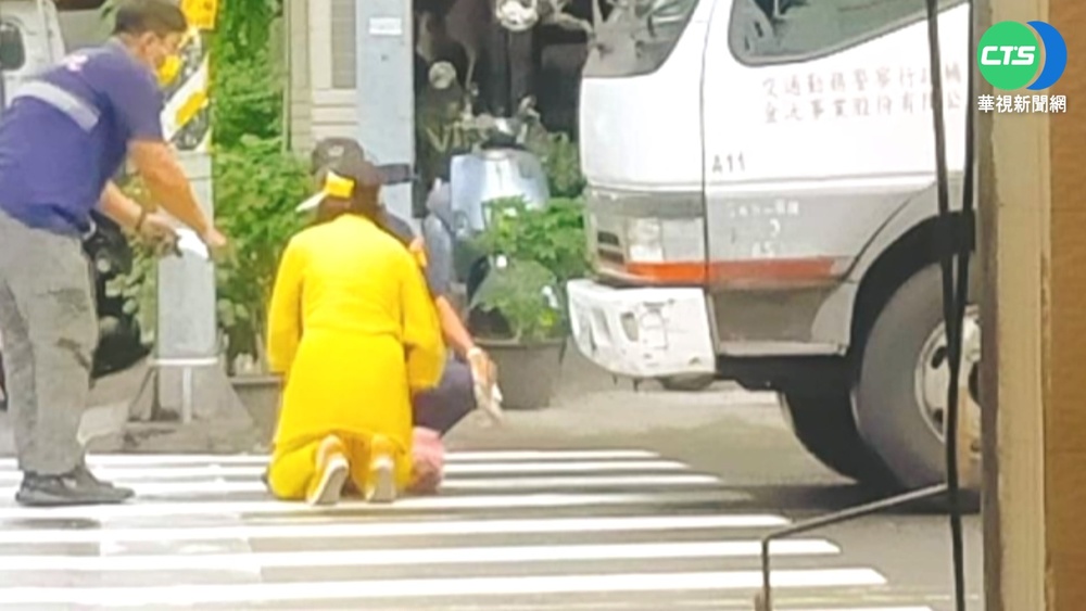 買西瓜"併排停車"遭拖吊 婦下跪磕頭求情