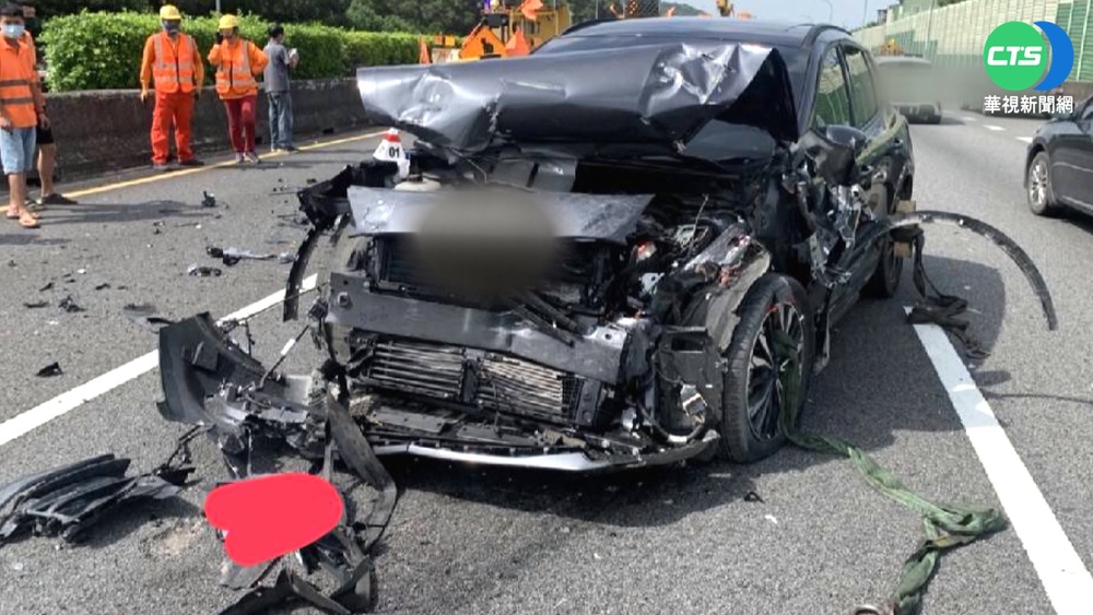 啟動"駕駛輔助"沒看路? 轎車撞工程車1傷