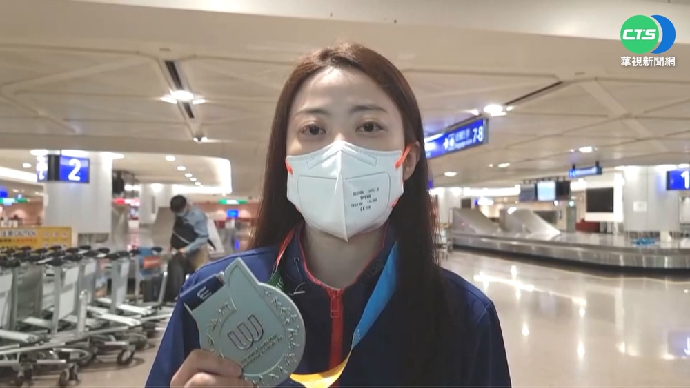 世運撞球.合球喜獲銀銅 團隊清晨抵台