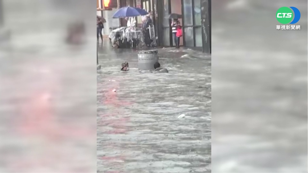 暴雨襲紐約! 兩人不顧水深犯險清溝渠