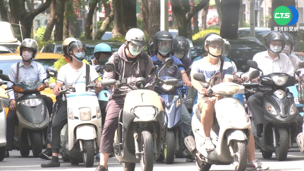 口罩令鬆綁!為防廢氣 多數騎士仍戴牢牢