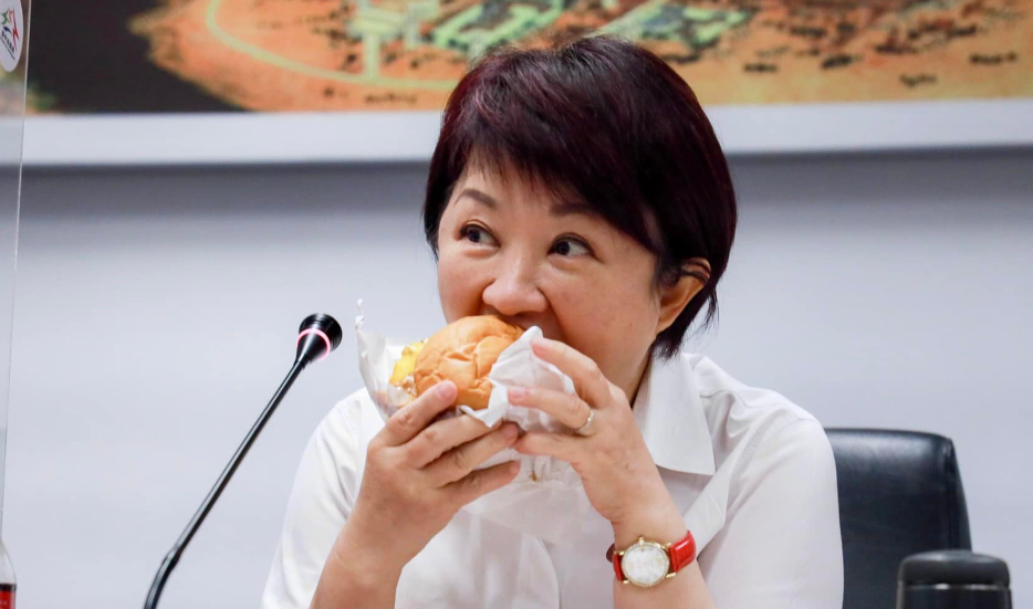 吃花生漢堡好罪惡！盧秀燕曬照「減肥是明天的事」