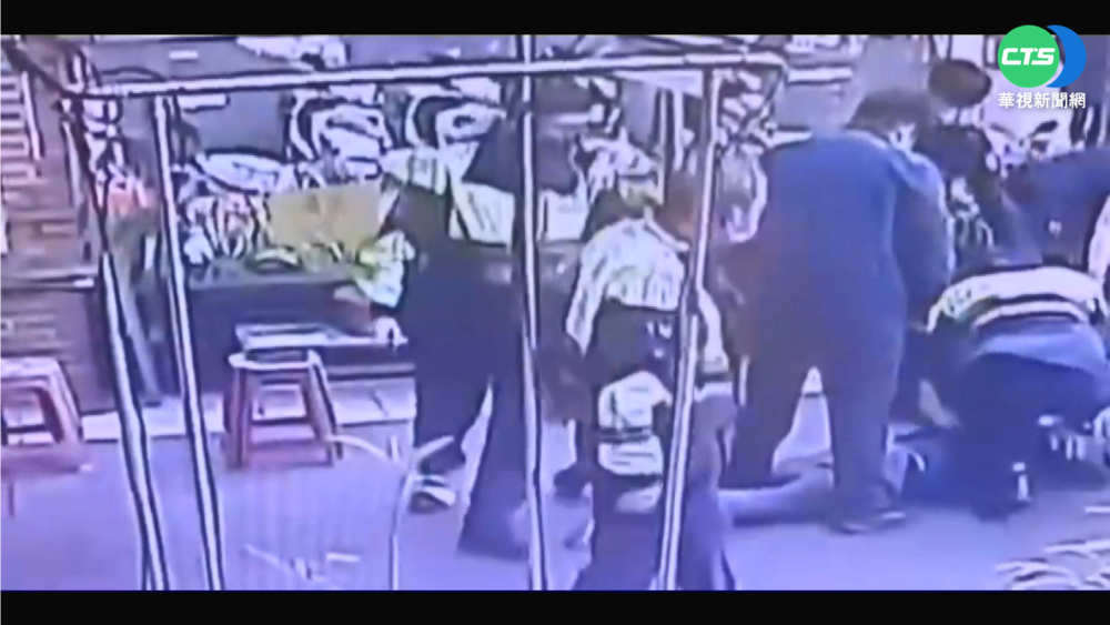 太歲頭上動土?! 男子持刀闖派出所咆哮