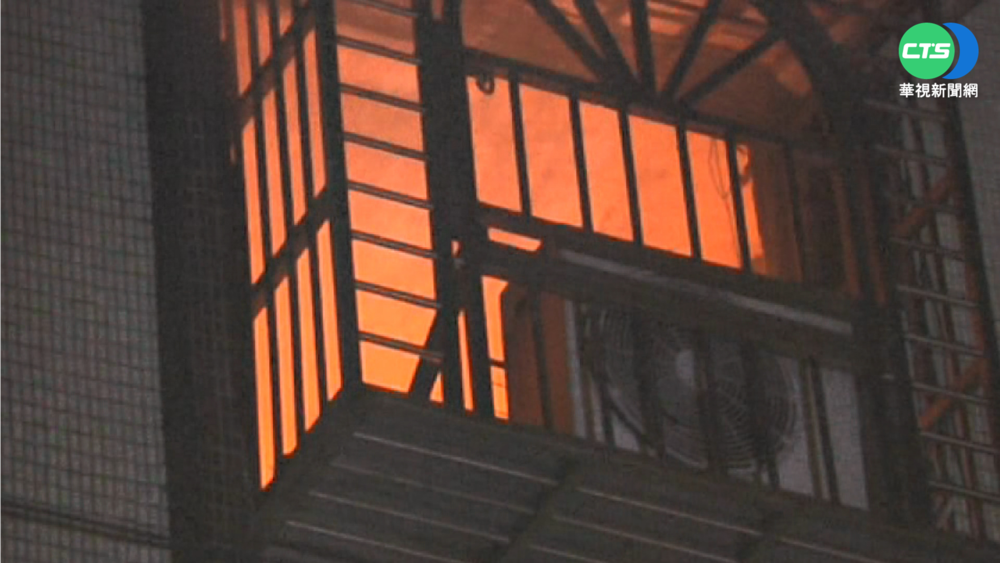 手機充電突起火 屋主澆水熄火反越燒越大