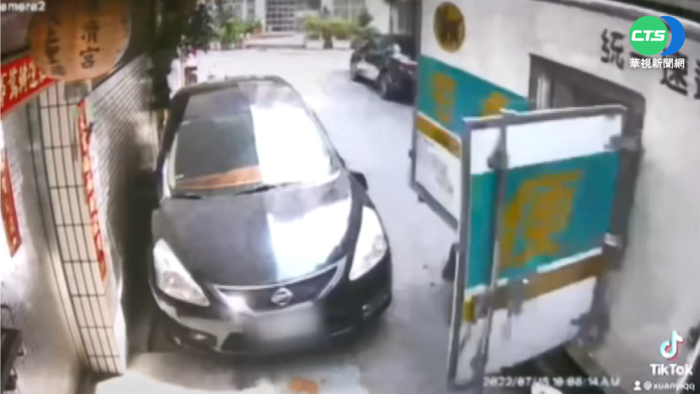 貨車側門沒關變碰碰車 巷內橫掃4汽機車
