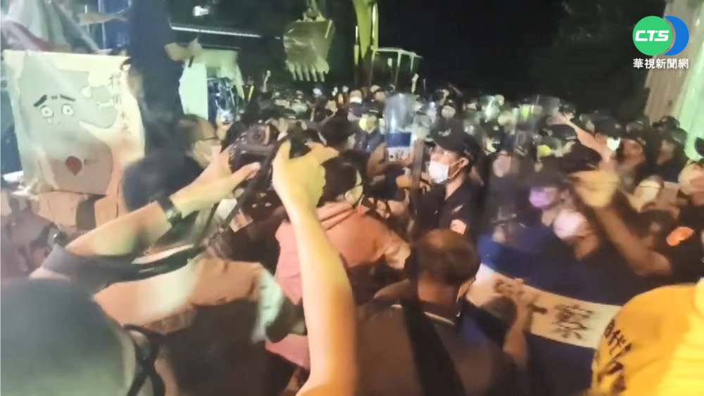 噴辣椒水.丟椅子...坤輿衝突8傷 警挨轟放任