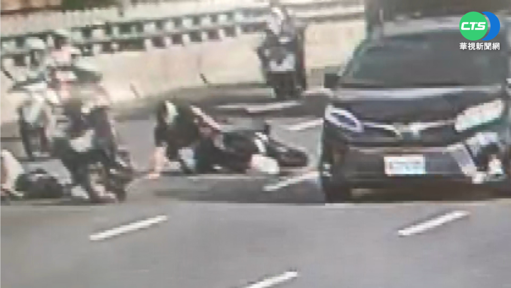 騎士搶快滑進待轉格 遭法拉利猛撞噴飛