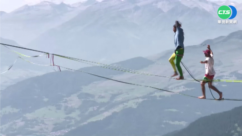 挑戰身心靈極限! 高空走繩炫技吸睛