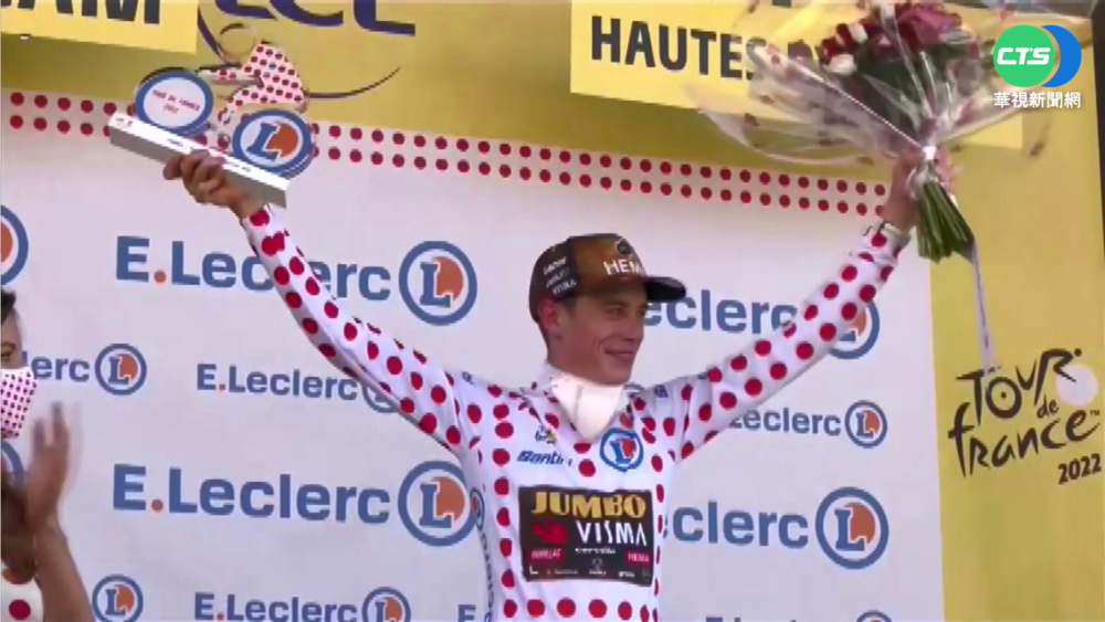 環法賽黃衫車手"減速" 競爭者握手致謝