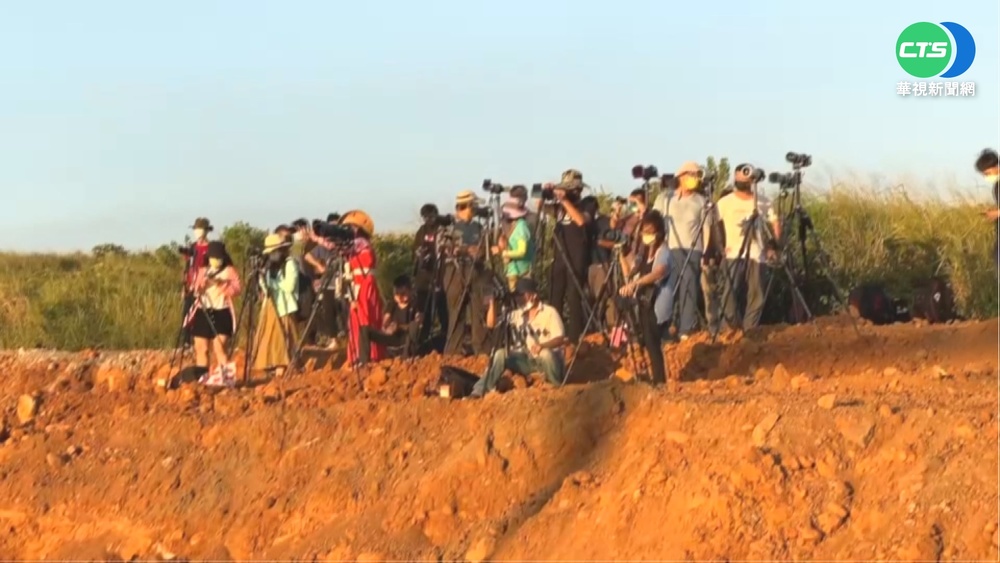 搶拍"日落路中央"美景 穿梭馬路險象環生