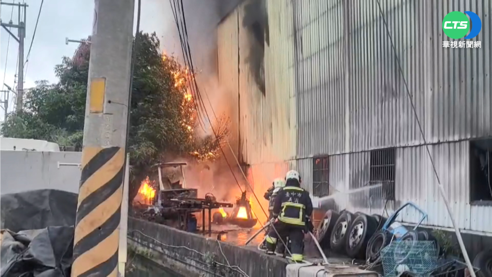 廢棄汽機車回收廠凌晨大火 一度出現閃燃