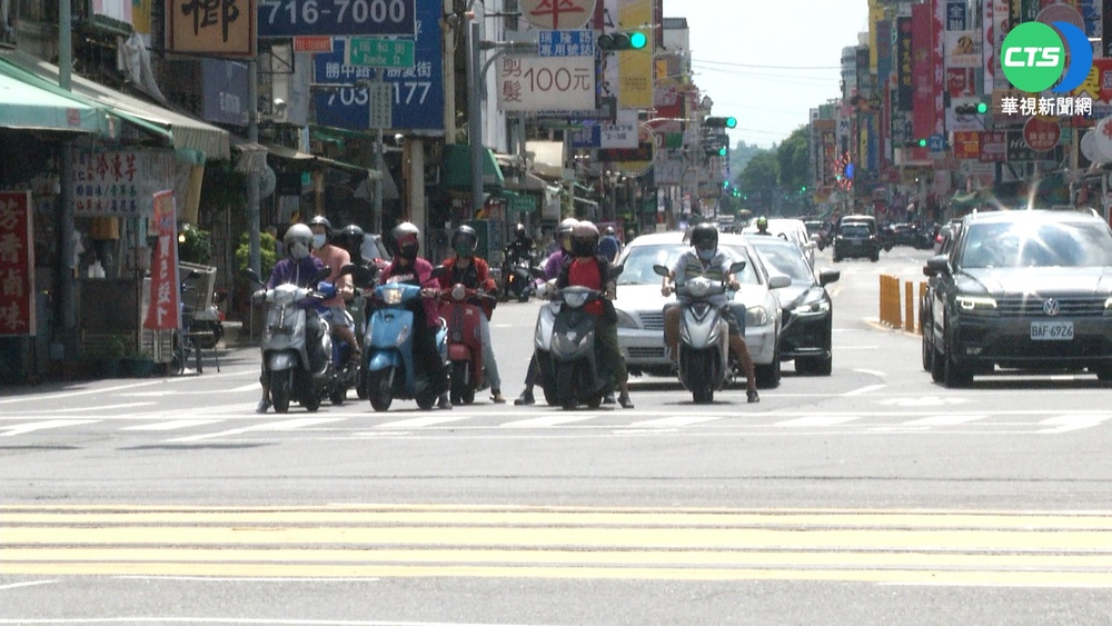 高雄輕軌等紅燈99秒 騎士熱到受不了