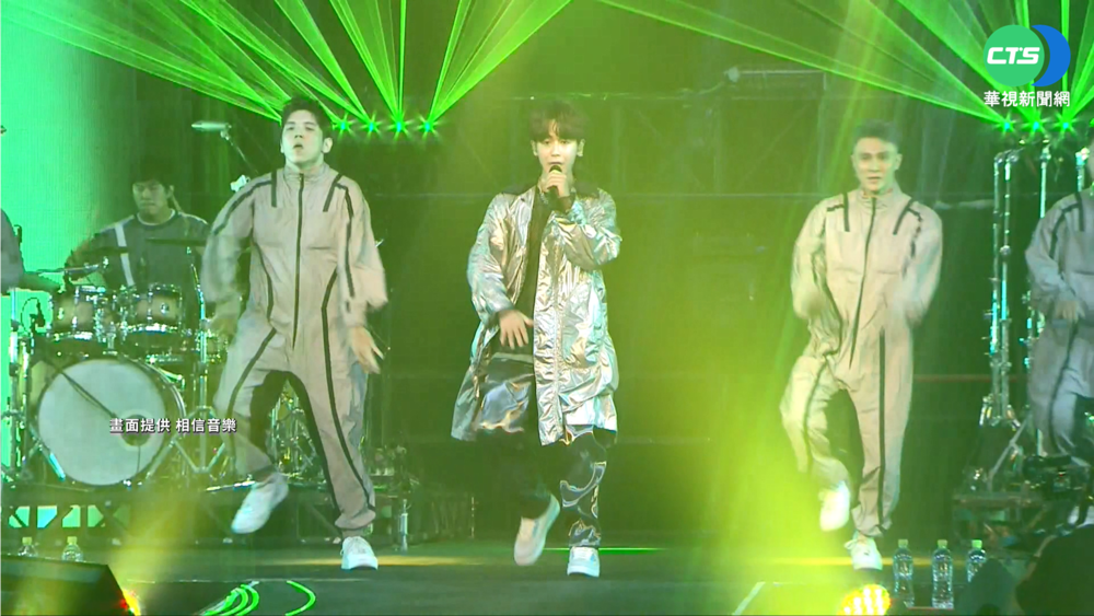 演唱會兩度延期終登場 鼓鼓秀多變唱功