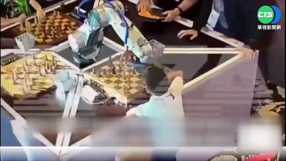 7歲男童疑下棋太快 AI手臂折斷童手指
