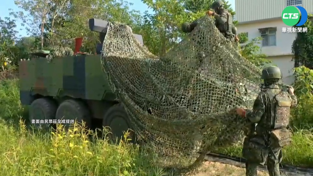 國軍戰甲車"戰術移防" 隱身"香蕉園"掩護